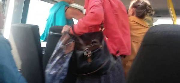 Тетка в автобусе. Женщина в автобусе. Наглые в общественном транспорте. Рюкзак в общественном транспорте. Толстая женщина в автобусе.