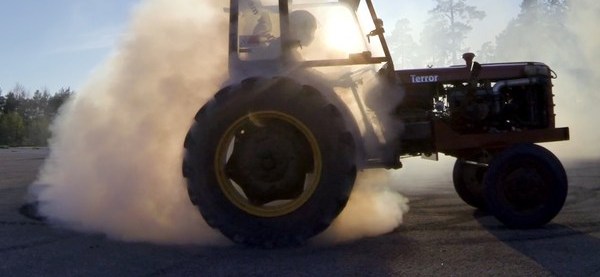 Трактор дымит. Трактор дрифт на тракторе мтз 82. Кировец к 701 и к 700. Трактор с дымом. Трактор в огне.