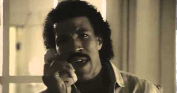 Клипы песни привет. Лайонел Ричи Хелло. Lionel Richie hello. Lionel Richie in 90's. Лионель Ричи Хелло фото.
