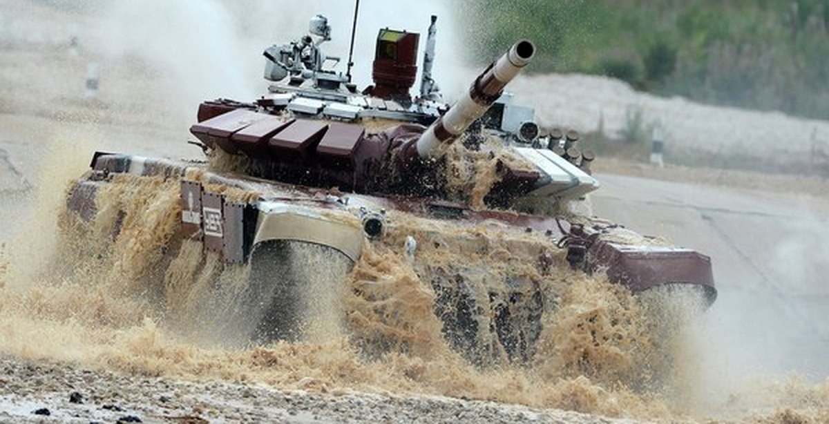 Танк раша. Т-72 танковый биатлон. Танковый биатлон 2015. Танк т72 выстрел. Т72б3 в грязи.