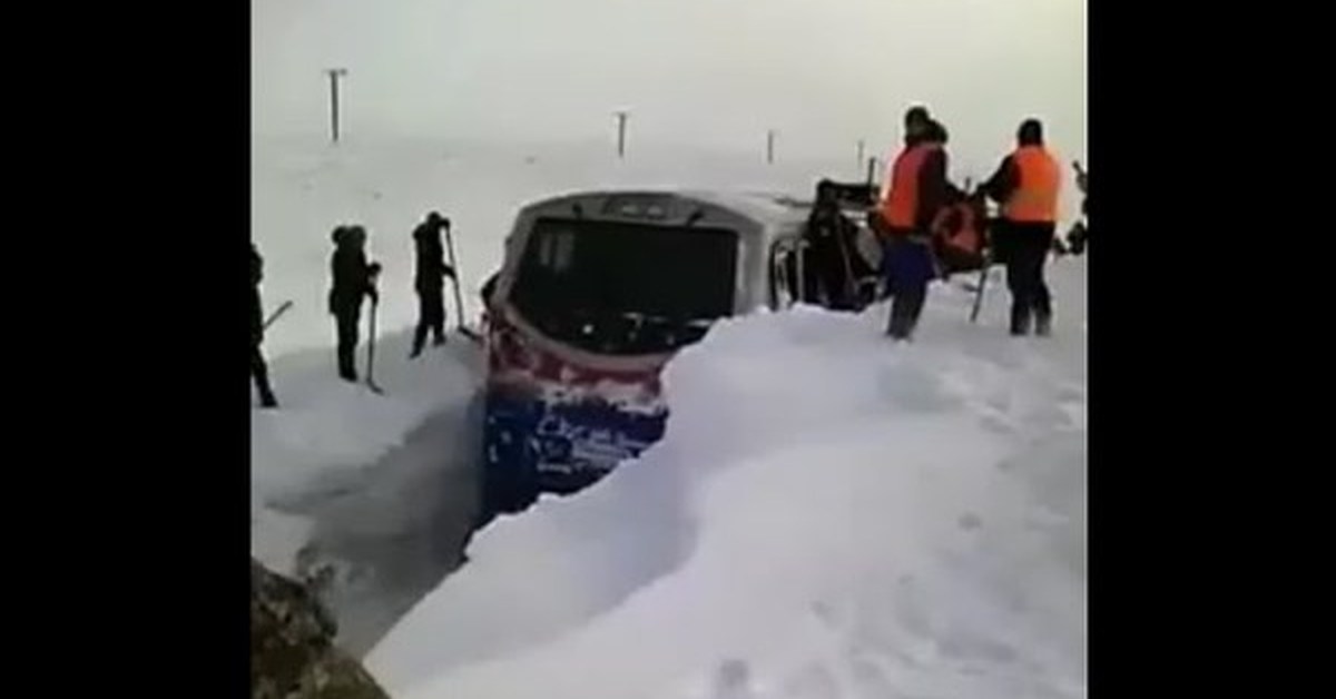 Поезд снежные заносы. Снежные заносы на железных дорогах. Сугробы в Казахстане. Воркута снег тепловоз. Занесённый снегом поезд.