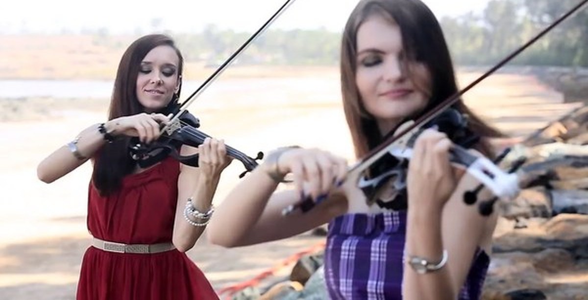 Кавер на скрипке. Игры на скрипке на кемпинге. Игра на скрипке Псковская традиция. Игра на скрипке рай для ушей. Две сестры исполняют на скрипках.