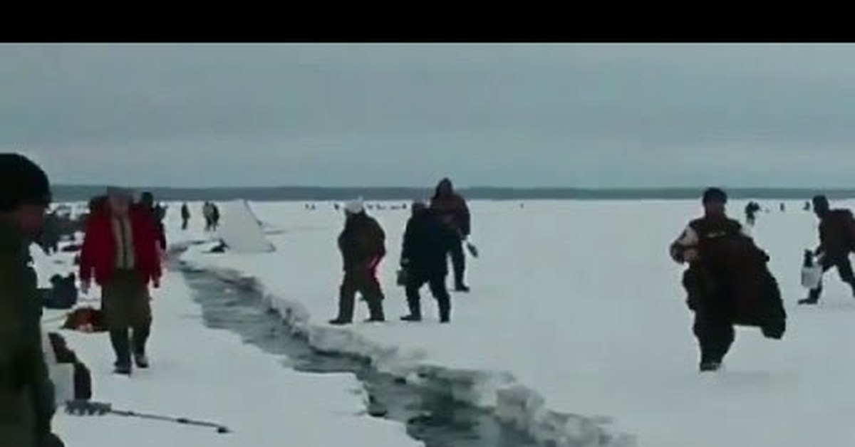 Раз промахнулась по льду пошли трещины. Лёд пошёл на Мрассу. Рыбак нормально видео на льду. Отряд тронулся. Лед тронулся, товарищи Одноклассники, картинки прикольные..