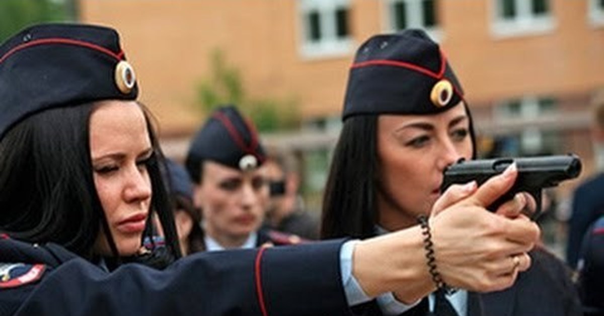 Женщина в полицейской форме. Коллектив полиции женщин. Женщина полицейский. Zensini policeiskije. Полицейская форма.