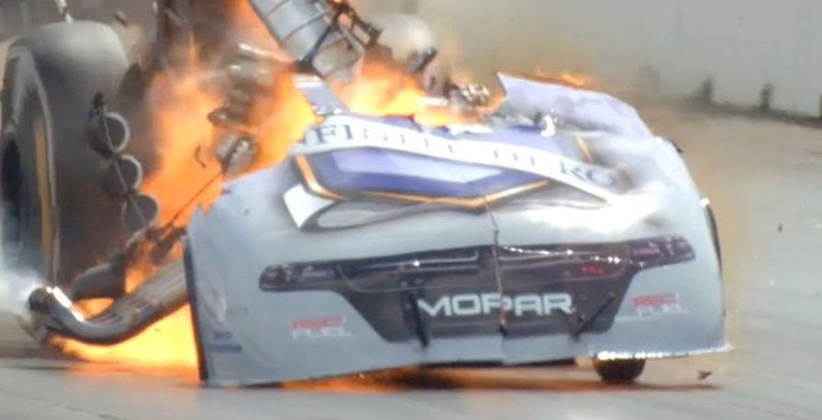 разлетается двигатель. двигатель взорвался гиф. взорванный двигатель авто. взрыв мотора. взрыв двигателя.