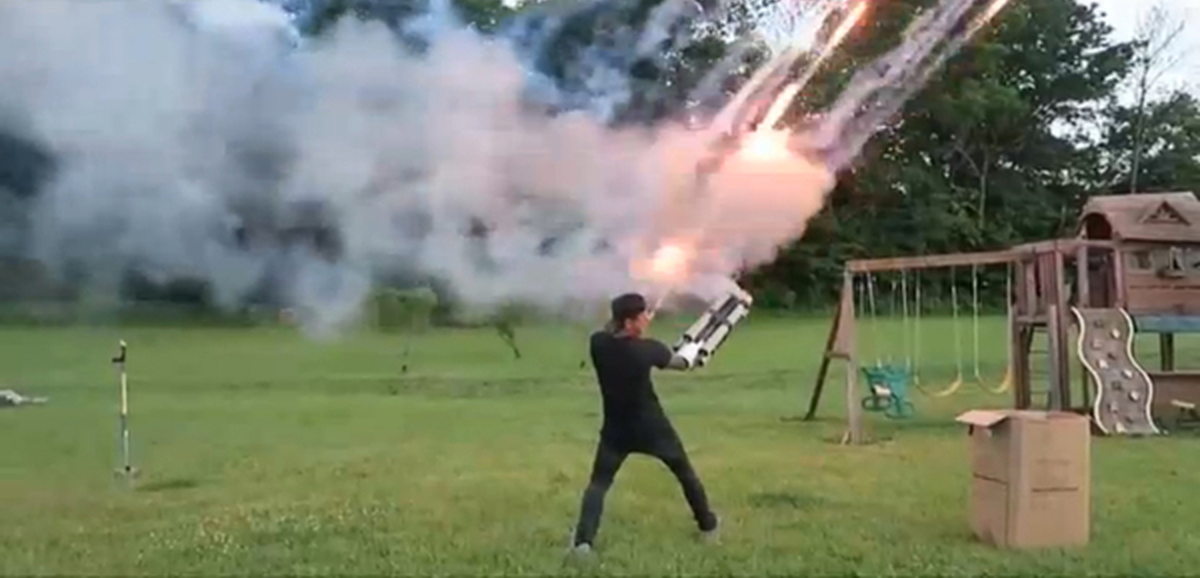 Machine gun fireworks. Фейерверк пулемет. Салют пулемет. Пиротехнический пулемёт. Пулемет стреляющий фейерверками.