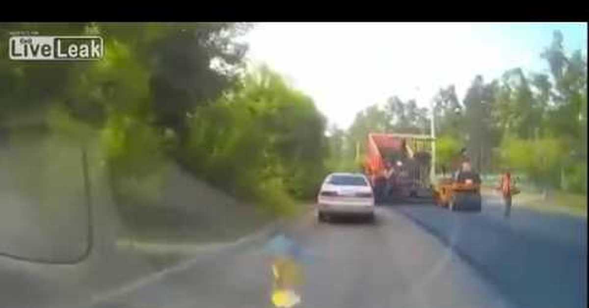 Попал под каток. Попал под каток. Уварово каток наехал на женщину. Дорожный каток. Каток раздавил человека.