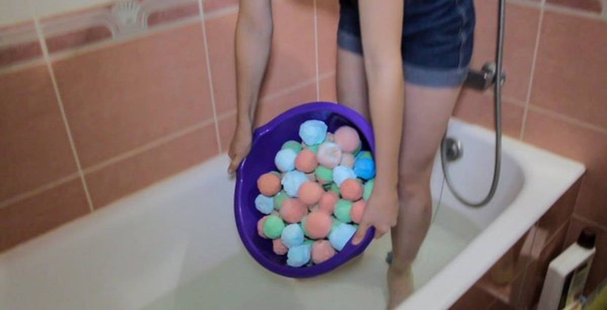 Ванна кидала. Шарики для ванны. Бомбочка для ванны в ванне. Фотосессии в ванне с бомбочкой. Купаюсь с бомбочками для ванны.