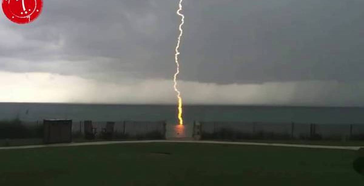 гроза. шаровая молния реальное фото. майская гроза. молния фото. молнии снятые.