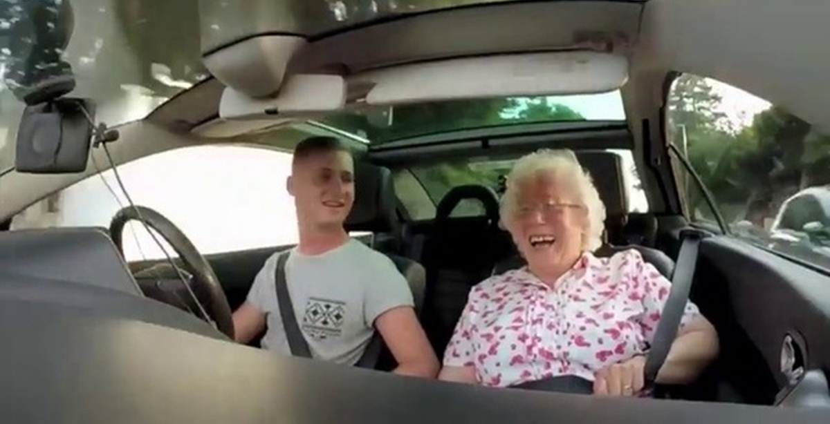 Толстую бабушку мальчик. Бабушка в машине. Бабушка и внук в авто. Дед и внук в машине. Богатая бабка.