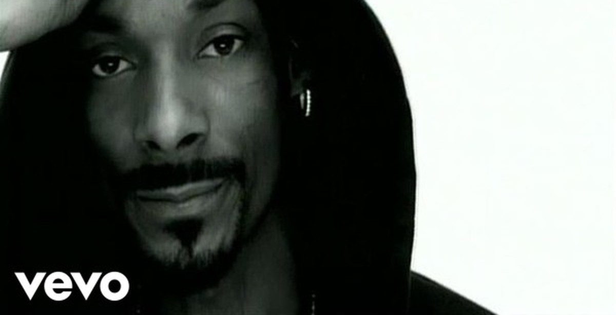 Snoop dogg drop it like. Снуп дог в капюшоне. Фаррелл Уильямс снупп Догг. Snoop Dogg, Vevo. Снуп дог лайк.
