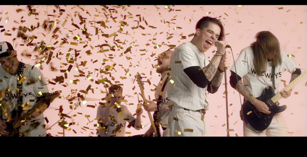 3 second to go. Cali 2 lights. Джаред лето группа 30 seconds to mars. 30 seconds to mars. Wildways в клипе едят арбуз.